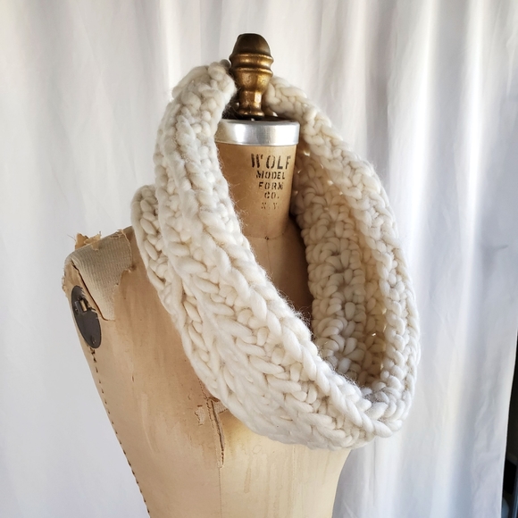 💥HP💥 Handmade Super Chunky Knit Cowl - Picture 2 of 4